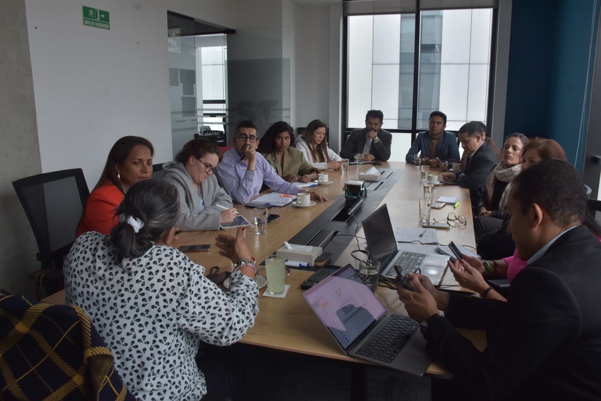 La Superintendente @ayda_ospina llevó a cabo una mesa de trabajo con la Directora Nacional del @SimitResponde Sandra Tapias y con el equipo de @Fedemunicipios, en la que fueron abordados temas relacionados con la aplicación de la normatividad vigente. ¡Somos la #SuperDeLaGente!