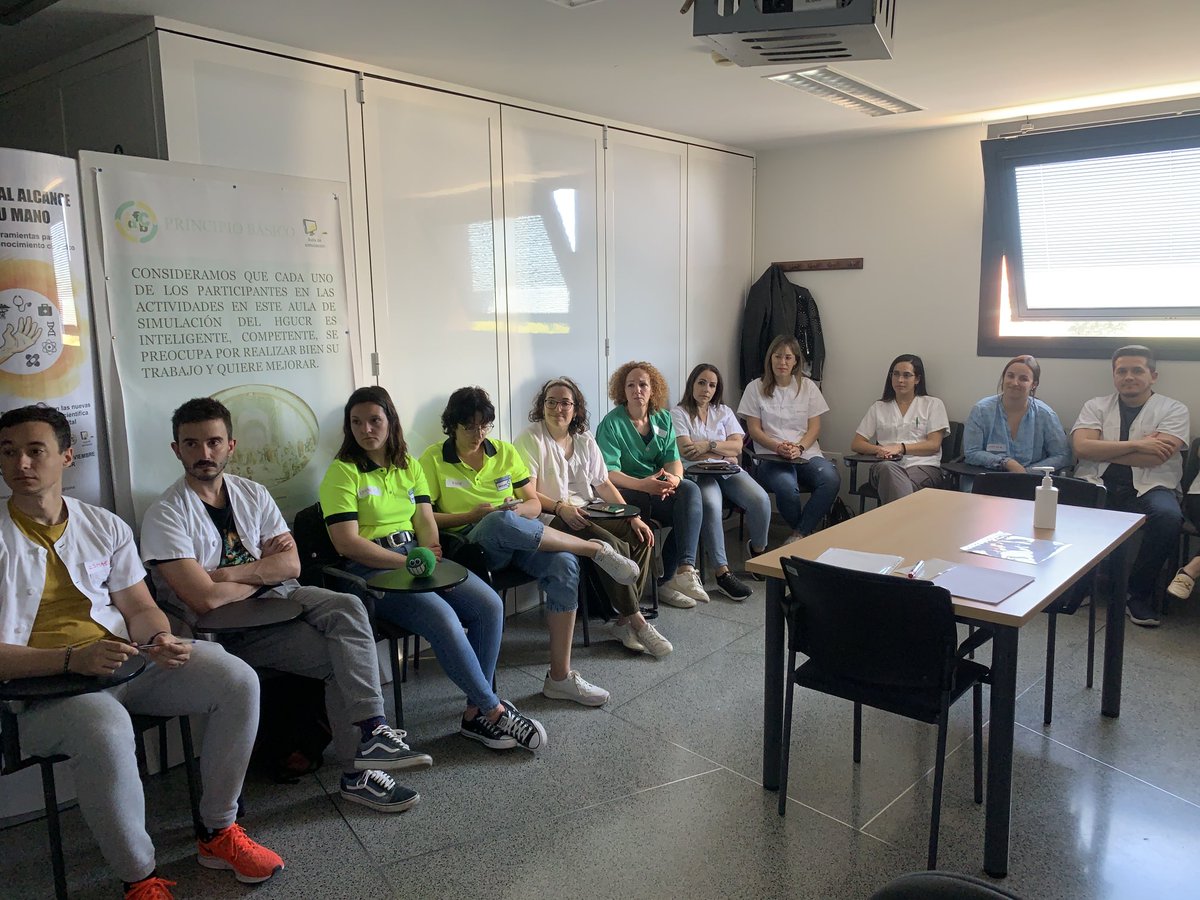 fjredondocalvo1's tweet photo. Hoy hemos entrenado con el equipo de urgencias de Manzanares en el ⁦@Simu_HGUCR⁩ ⁦@SanidadCLM⁩ Gracias a todos por la implicación. Grandes profesionales en el Hospital de Manzanares. https://t.co/4Q2BSiXKia