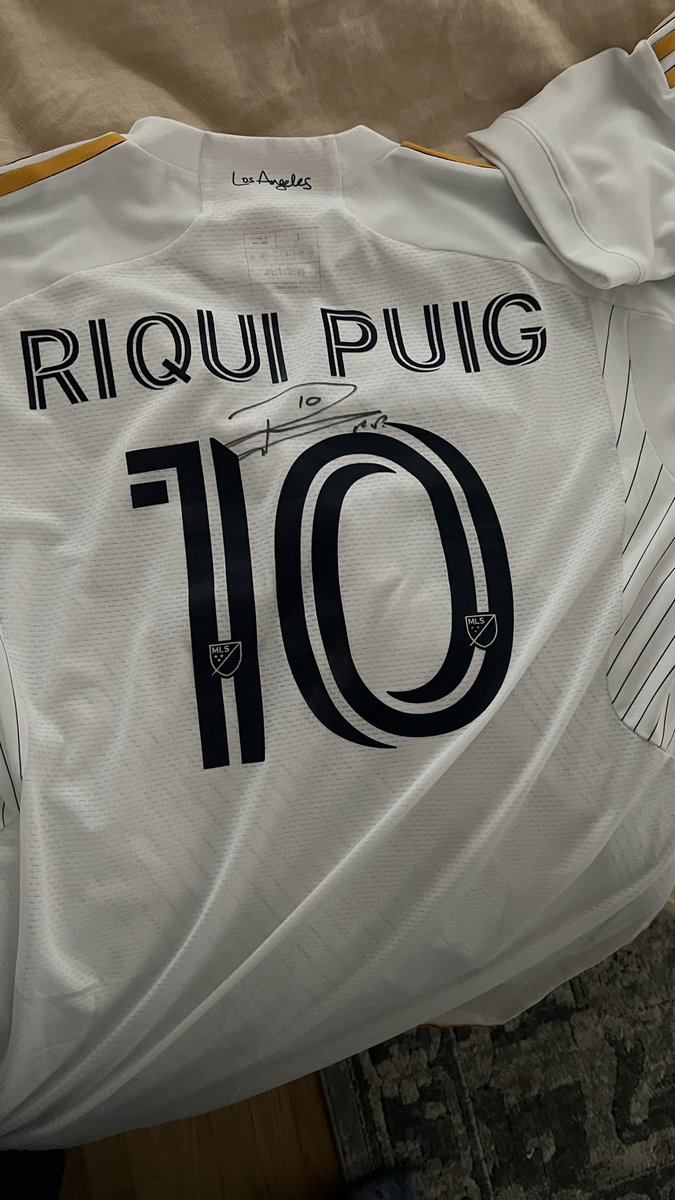 Got my @RiquiPuig jersey signed today and now I’m not sure I can ever wear it again. @LAGalaxy #LAGalaxy