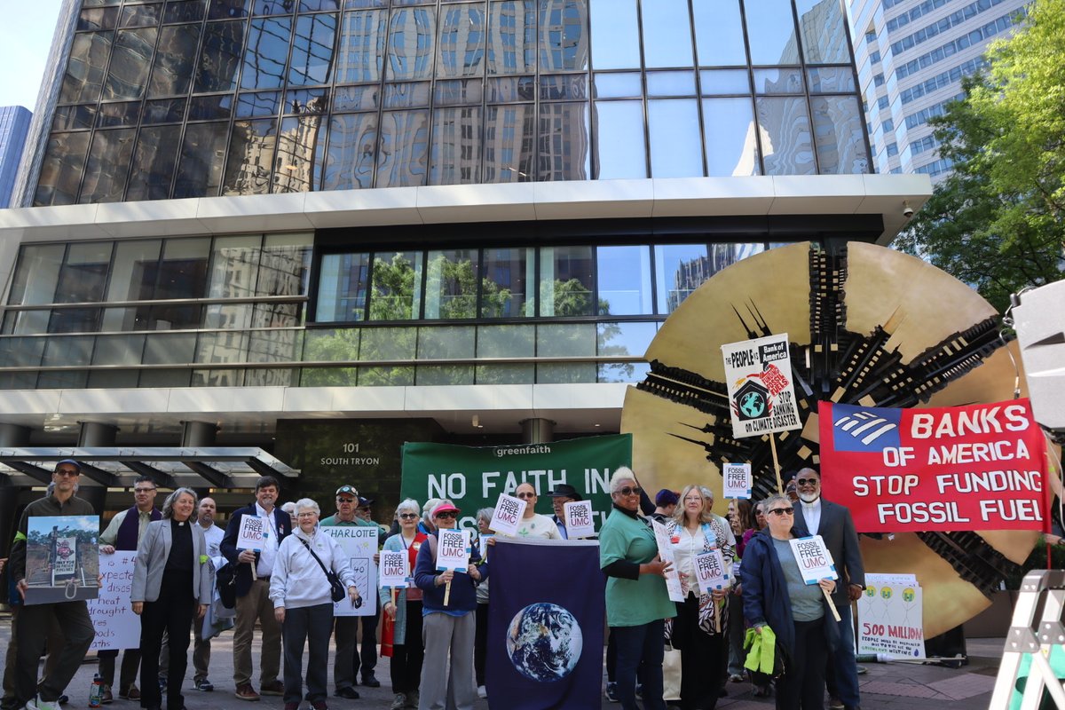 Today, faith leaders held a vigil at @BankofAmerica's headquarters in Charlotte, NC. We joined them to mourn the destruction & loss that this bank is causing around the world. 🔥🌎 #DefundClimateChaos