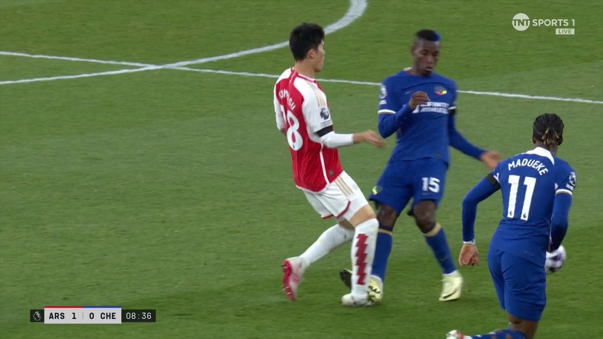 ThatAnfieldBuzz's tweet photo. VAR taking less than 10 minutes to mess up. How isn't this a red?? Balls gone and chelsea player almost breaks Tomiyasu's ankle! π
#ASRCHE https://t.co/iV5DDDaqII