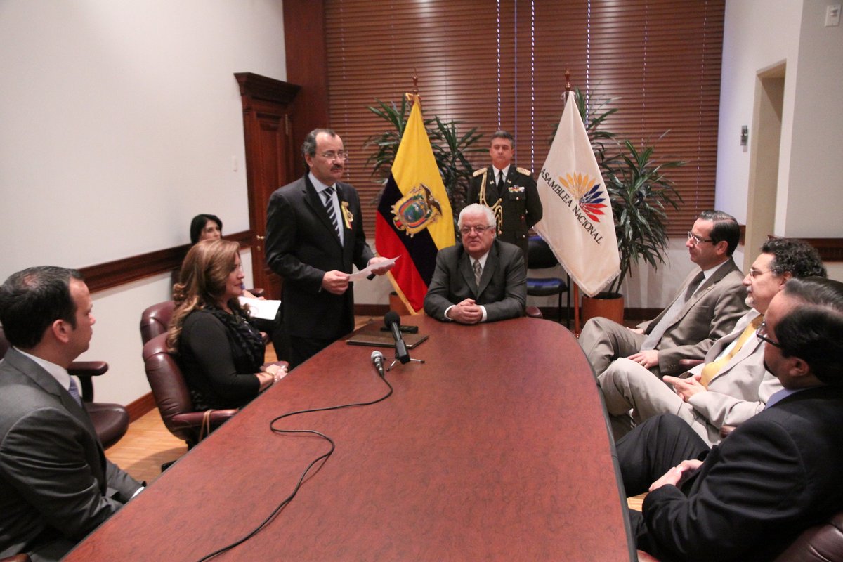 Recordemos cuando el presidente de la Asamblea Nacional, Fernando Cordero junto a los Asambleístas Scheznarda Fernández y Juan Carlos Cassinelli, condecoraron al Contralor del Estado, Carlos Pólit.
En la foto también está el sentenciado Pablo Celi.