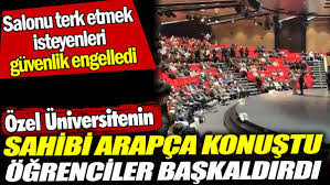 Özel Üniversite’nin sahibi Arapça konuştu 
öğrenciler başkaldırdı. Salonu terk etmek isteyenleri güvenlik engelledi..
Öğrenciler : !!
Araplaşmayacağız dedi. !!!
Ayakta alkışlıyorum...🙏👏👏👏👏