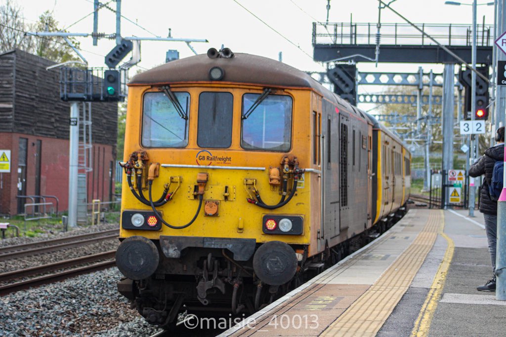 73961 “Alison” & 73962 “Dick Mabbutt” depart Bedford working 1Q69 1215 South Croydon to Derby R.T.C.(Network Rail)
20/04/2024
#class73 #GBRf #bedford #MML