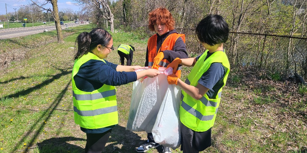 To celebrate Earth Day, students had fun cleaning up the playground, making necklaces out of soil & glue and crafting Earth Day messages in sidewalk chalk. Mott NHS students got in on the action over the weekend by volunteering at the @WaterfordTwpMi Cleanup Event. #EarthDay