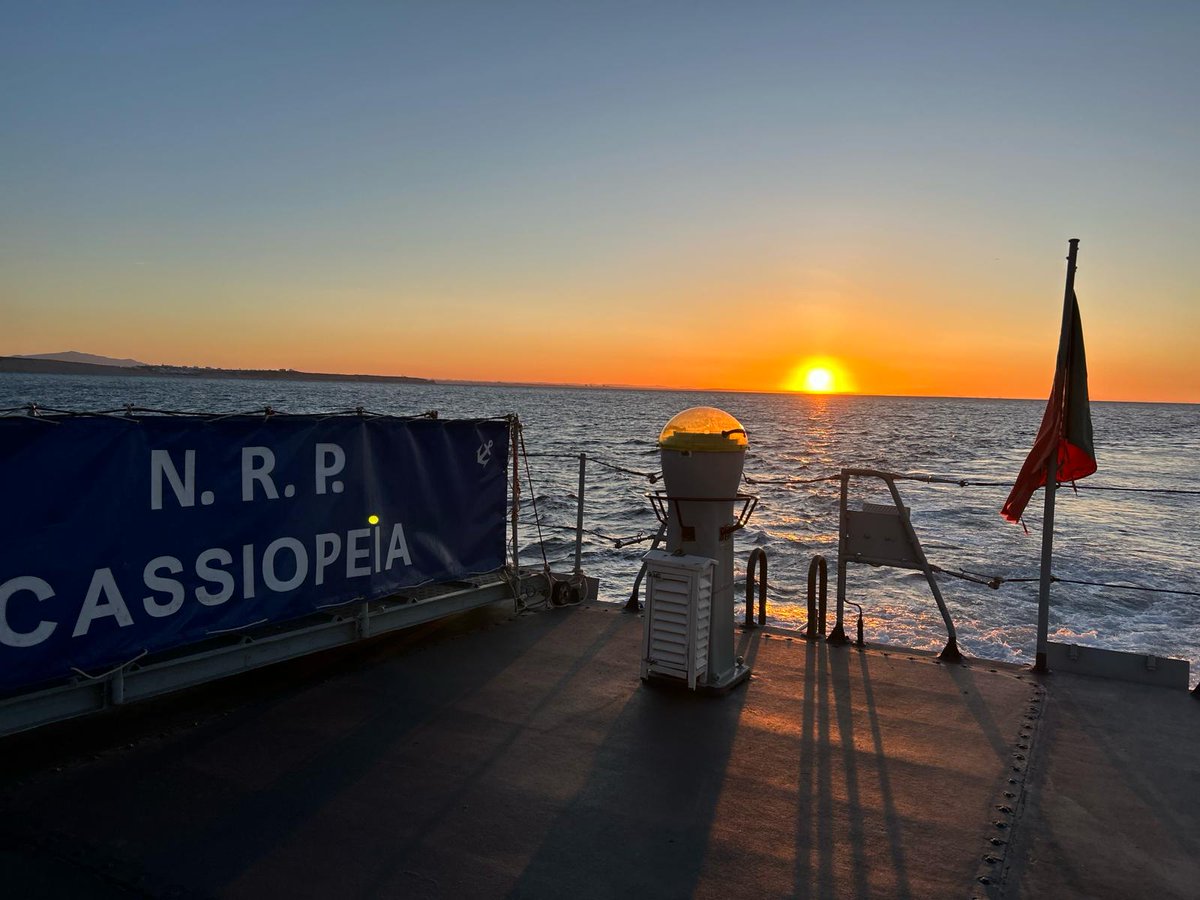 Desejamos resto de uma boa tarde a partir do NRP Cassiopeia que se encontra em missão no Algarve ☀️🌅 #marinhaportuguesa #navio #sunset #navy #ocean #mar