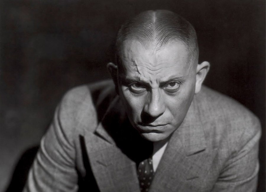 Pensando en esa aún vigente frase de Erich con Stroheim sobre la implacable industrialización del cine hollywoodiense de los años 20: «Producir películas con la regularidad de una máquina de hacer salchichas forzosamente tiene que hacerlas tan parecidas como salchichas».
