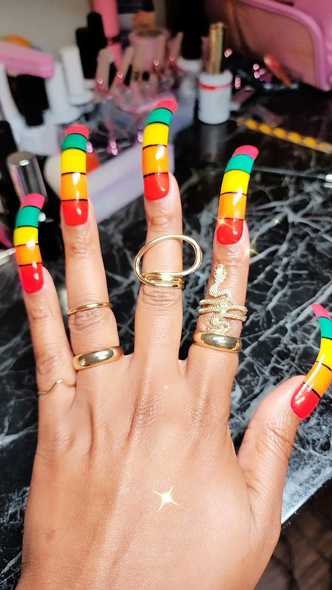 _Monaenails's tweet photo. Before full coverage curved tips were available for purchase (from certain companies), I made my own. #monaenails #nails
Shout out to Coko from SWV. This is the design from the "Downtown" video. https://t.co/hbDxg0qs1j