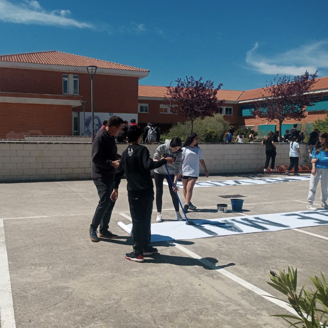 iessapereaude's tweet photo. En el marco del 23 de abril, día del 📖, #DavidPríncipeLicini se ha desempeñado en performativas lides junto a sus alumnos. Los hallamos en estas instantáneas en pleno cenit escritural fregonas en manos en el marco incomparable del #IESSapereAude.
#AtrediPress https://t.co/CzfuX5Rthp