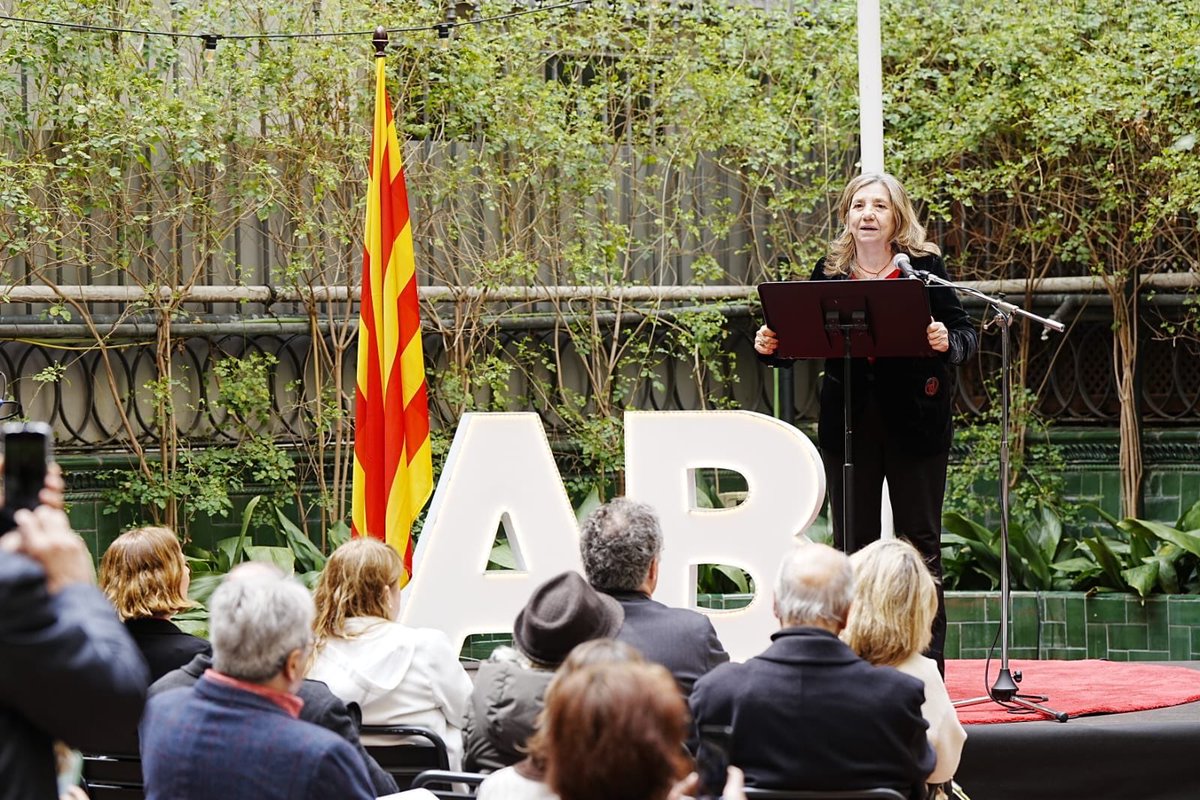 Hem tornat a viure un gran Sant Jordi, amb milers de persones omplint els carrers de Catalunya i compartint roses i llibres. Un dia per mirar al nostre voltant i reconèixer la importància de la cultura, que ens uneix com poques coses poden fer-ho. Ara toca gaudir de les lectures!