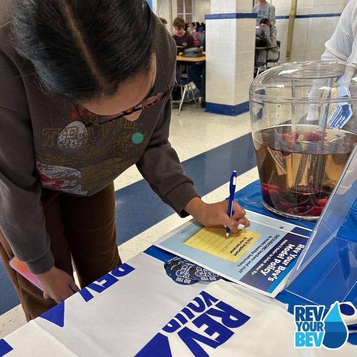 Central High School is getting in on the #RevYourBevWeek action! 🤠 We're on a mission to make healthy hydration a way of life in our schools by inspiring our school divisions to embrace @revyourbev's policy.💧🏫 #RevYourBev #YStreetMovement @ShenCoVASchools @HealthyYouthVA