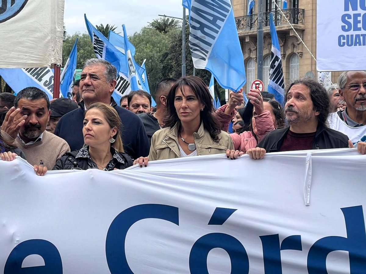 NataliaDLSok's tweet photo. Es inadmisible el recorte del gobierno nacional en el presupuesto universitario. La educación es pilar de las sociedades que desean progresar. Admitir un ajuste brutal en los fondos que reciben es resignarnos a vivir en la ignorancia y en la desigualdad.  

#MarchaUniversitaria https://t.co/833WpgxOHH