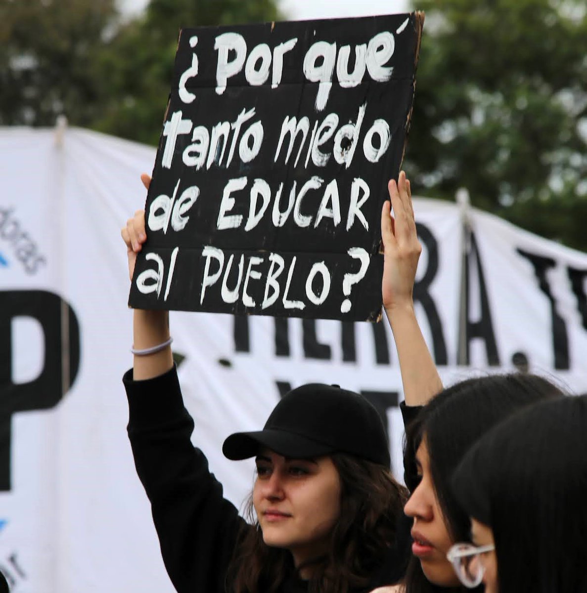 NataliaDLSok's tweet photo. Es inadmisible el recorte del gobierno nacional en el presupuesto universitario. La educación es pilar de las sociedades que desean progresar. Admitir un ajuste brutal en los fondos que reciben es resignarnos a vivir en la ignorancia y en la desigualdad.  

#MarchaUniversitaria https://t.co/833WpgxOHH
