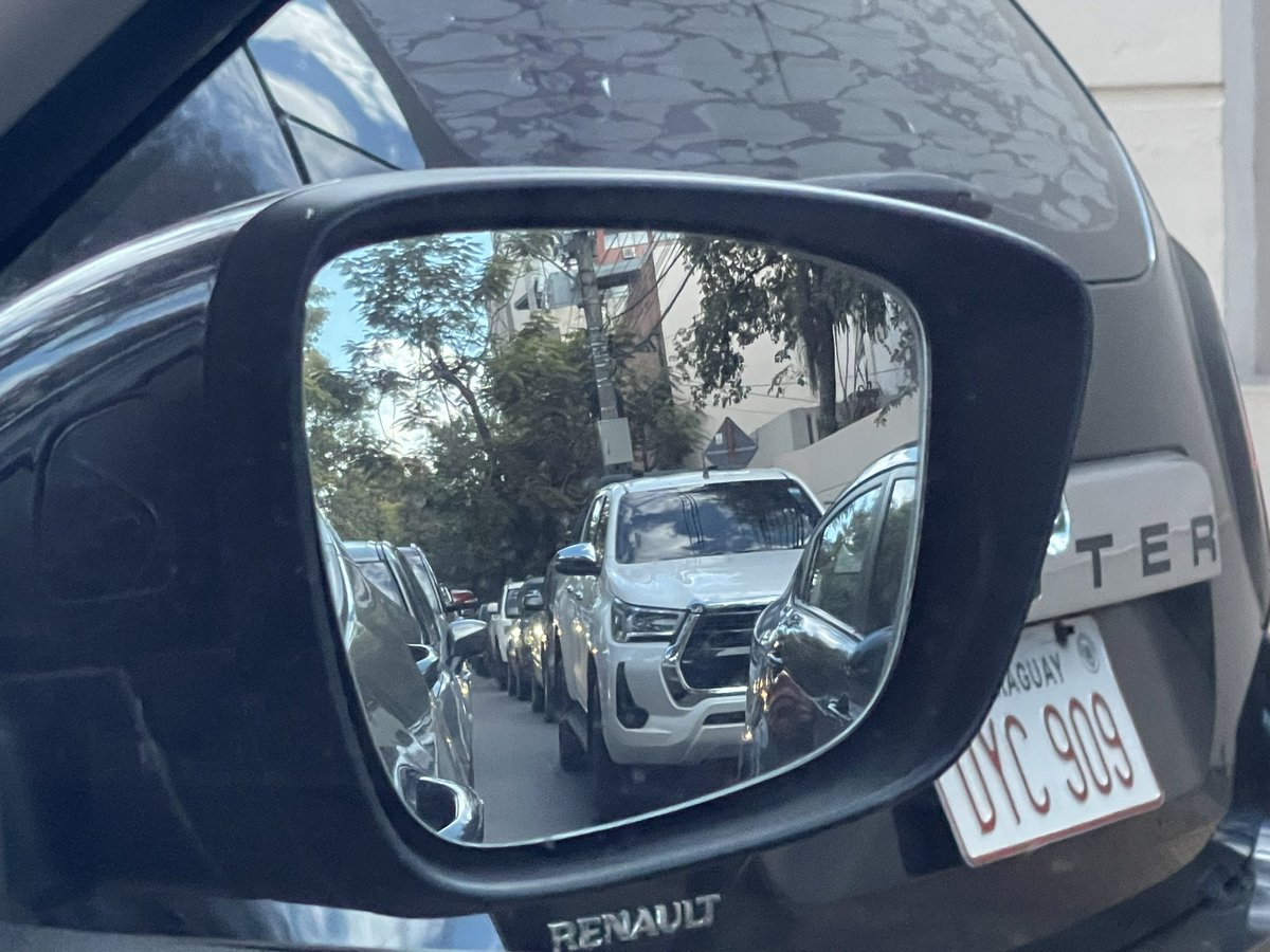 Colegio Las Almenas a las 15:00. Fila de padres que NO quieren bajar del auto y deciden hacer doble fila FRENTE A UN SE-MÁ-FO-RO. El Caos, mundial. La educación? Claramente no está en la casa. @asu_transito