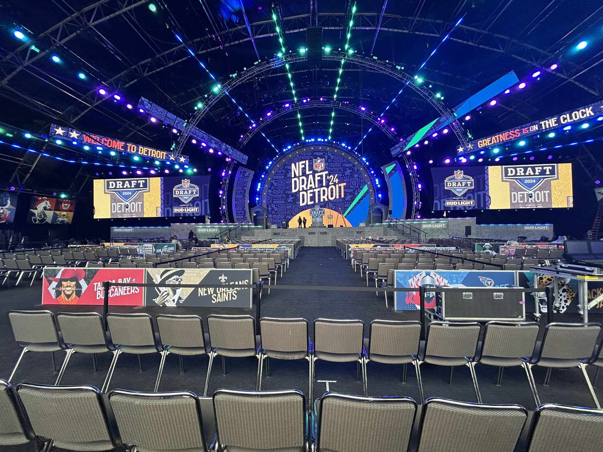 The draft stage is set, and it looks like the Washington <a href="/Commanders/">Washington Commanders</a> fans will be upfront this year❗️ #HTTC