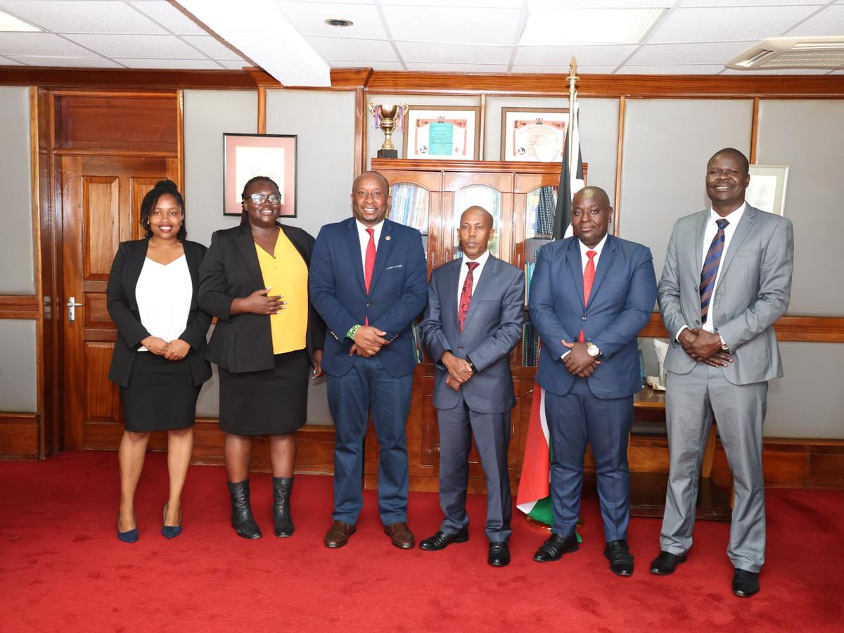 Spread_truthKE's tweet image. Led by our ED Rev' @HamisiKirenga, we today had a meeting @KSGKenya  hosted by the Ag. Director General, Prof. Nura Mohamed &amp;amp; with him was @PeterQuest7, head of Youth Programs.
#SpreadTruth &amp;amp; #KSG seek to grow the existing #partnership around #youth initiatives including #sports.