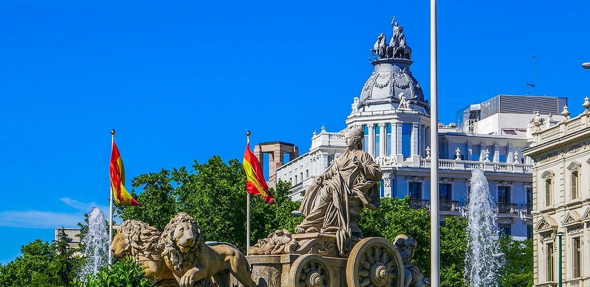 The iconic Cibeles Fountain, commissioned by King Carlos III in the late 18th century, showcases the goddess Cibeles atop a lion-drawn chariot, symbolising Madrid's importance.
#hambaumhlabatravel #explore #traveltheworld #exoticdestinations #placesofinterest