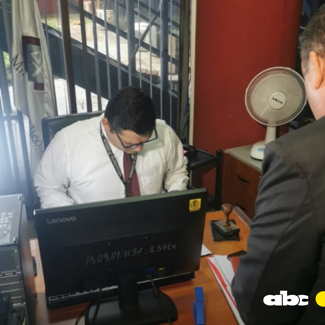#Periodísticamente| Presentan ante el Ministerio Público una denuncia en contra del diputado Yamil Esgaib, tras agresión a periodistas.

Según el abogado Rodrigo Yódice, la Fiscalía determinará a que delitos incurrió el legislador.

#MóvilABC- <a href="/DiazDiegu/">Diego Díaz</a>.

🔴 Seguí la transmisión