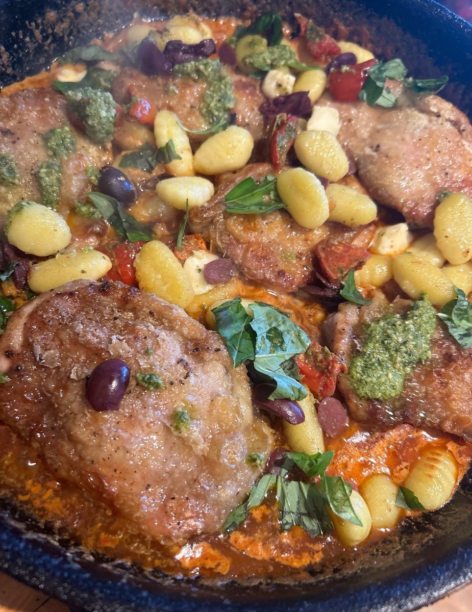 Long day at meetings so home late to a quick dinner of crispy chicken thighs in a spicy tomato sauce with olives, sundried tomatoes, mozzarella, butter beans, gnocchi & pesto - 25 mins & very tasty 😋