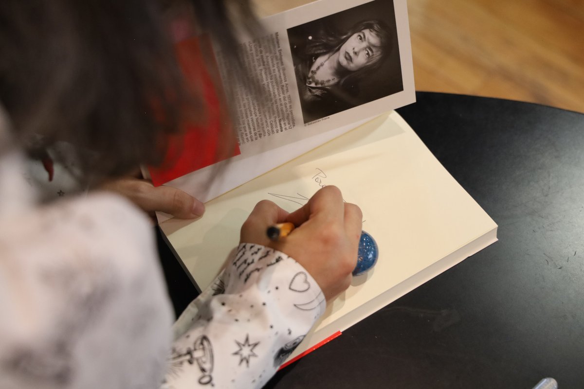 librosunam's tweet photo. ✨Mariana Enriquez conversó con cecehacheras y cecehacheros, sobre crónicas de viajes, cementerios, fantasía oscura, música y muchos otros temas. 📝 ¡Cerramos con la firma de libros y una foto para recordar este emocionante encuentro!
📸 #CCHTV https://t.co/59nzb1b7rv