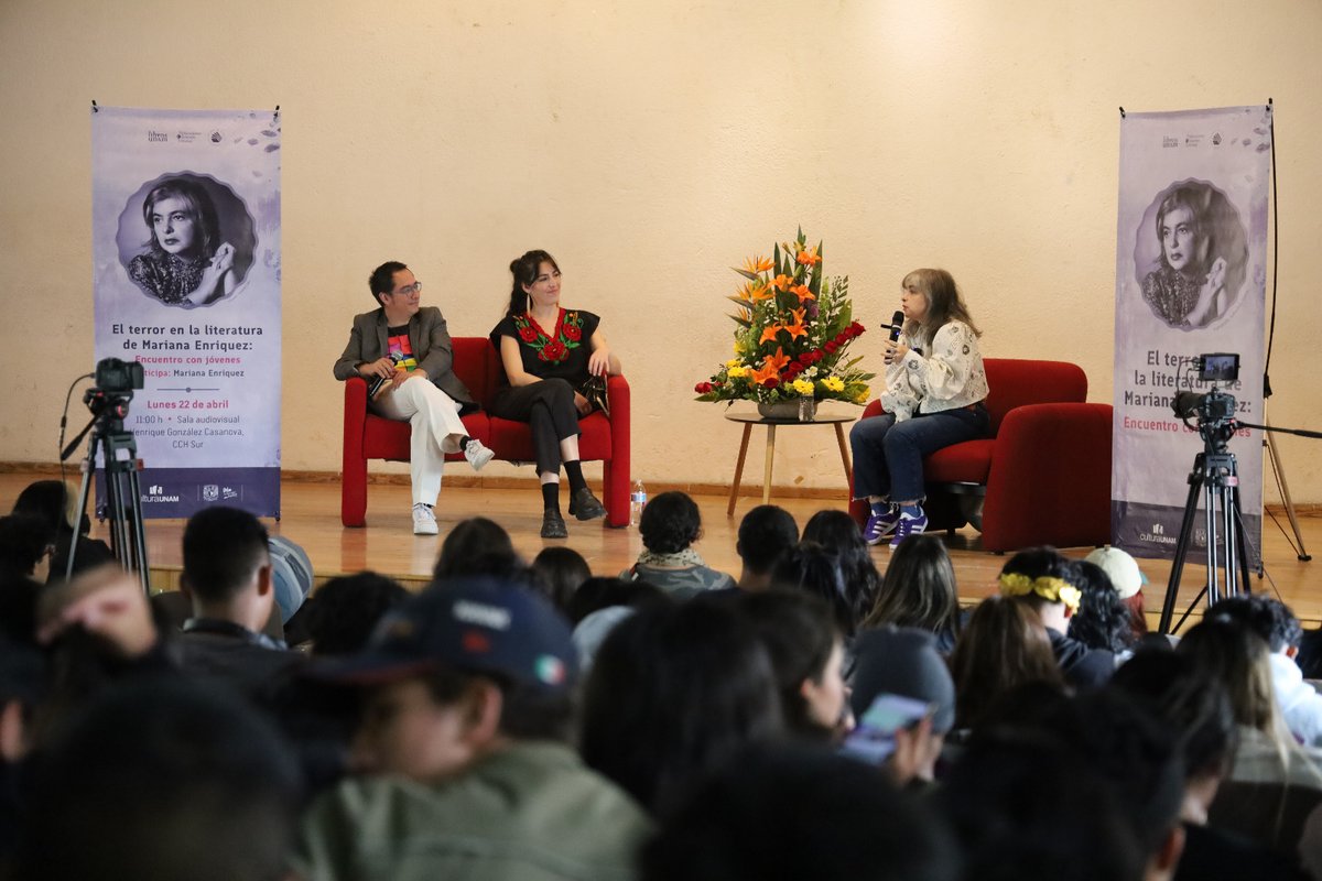 librosunam's tweet photo. ✨Mariana Enriquez conversó con cecehacheras y cecehacheros, sobre crónicas de viajes, cementerios, fantasía oscura, música y muchos otros temas. 📝 ¡Cerramos con la firma de libros y una foto para recordar este emocionante encuentro!
📸 #CCHTV https://t.co/59nzb1b7rv