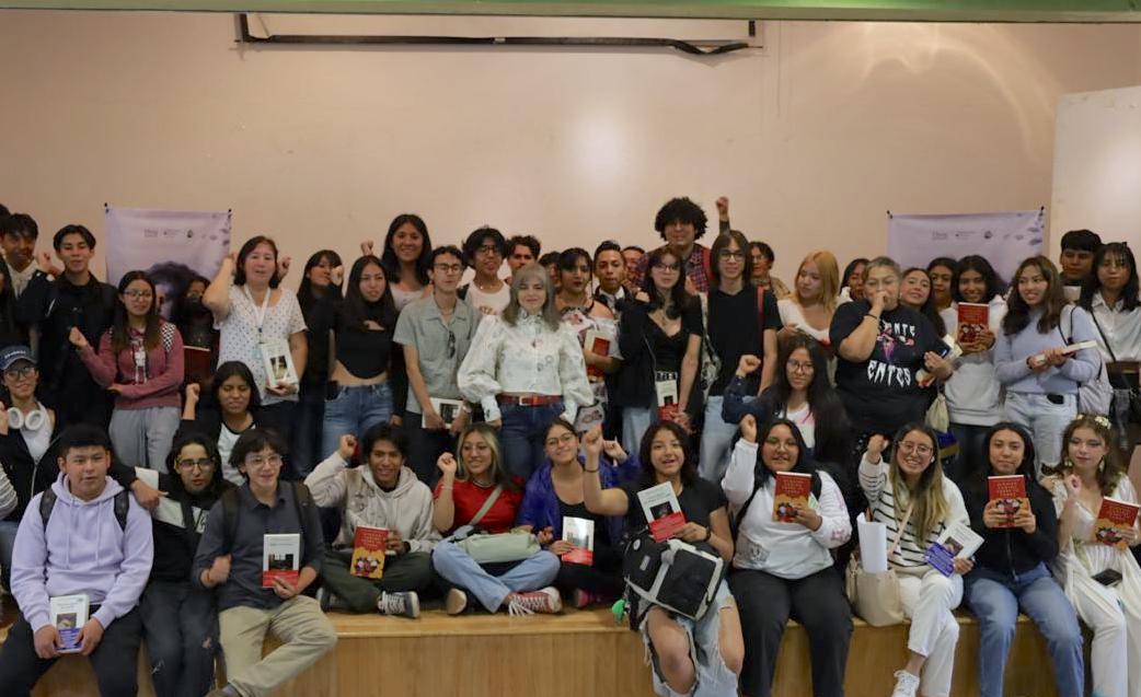 librosunam's tweet photo. ✨Mariana Enriquez conversó con cecehacheras y cecehacheros, sobre crónicas de viajes, cementerios, fantasía oscura, música y muchos otros temas. 📝 ¡Cerramos con la firma de libros y una foto para recordar este emocionante encuentro!
📸 #CCHTV https://t.co/59nzb1b7rv