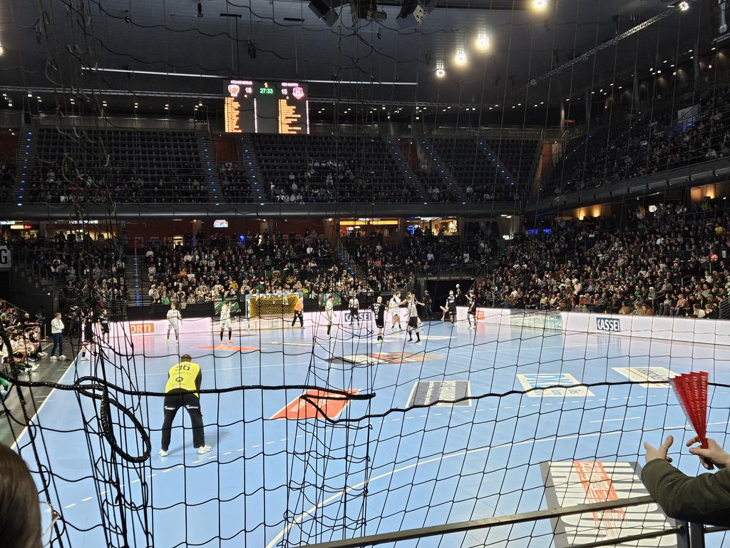 Nachricht erhalten, dass die @BRVolleys die Häfler mit 3:2 geschlagen haben, während ich hier bin:

@FuechseBerlin vs HBC Nantes im #Fuchsbau 🥳🤩🖤🧡🏐