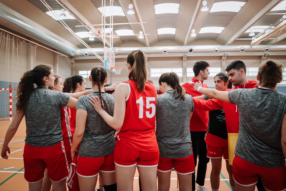 🤩Día emocionante en el #CEUBaloncesto 

⛹️‍♀️⛹️‍♂️Nuestros equipos de la USJ se han enfrentado a grandes rivales. 

🏀El compañerismo y la deportividad han brillado en cada partido. 

¡Orgullosos de nuestro espíritu de equipo! 💪

#USJSíSePuede