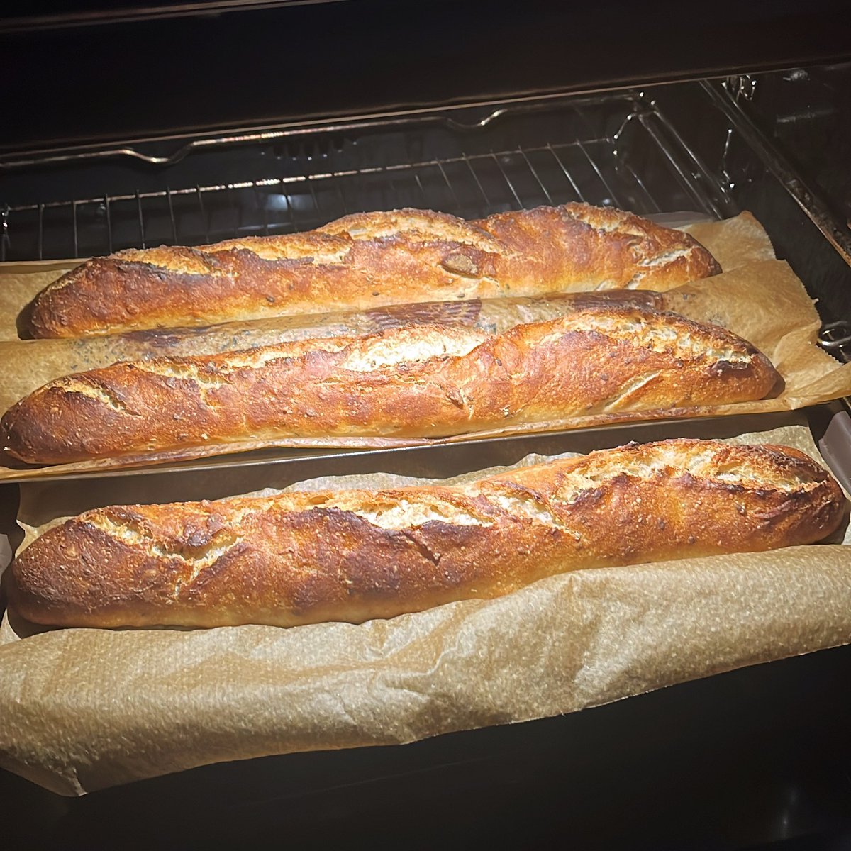 marc_freymuth's tweet image. Une bonne levée, une étuve maîtrisée, cela donne de belles baguettes au levain. Enfin. #homebaking #homebread