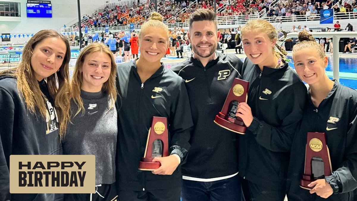 Happy Birthday to alum & associate head coach @DavidBoudia. Ever Grateful for everything David has done for Purdue & his guidance of our #Boilermakers. Enjoy your big day. #BoilerUp 🎁🎉