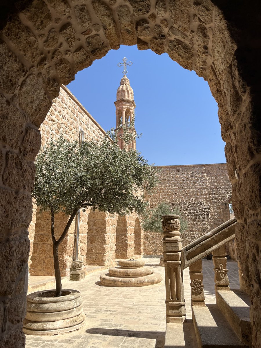 Geçtiğimiz Ağustos ayı, sıcak bir yaz günü Midyat Deyrulumur Mor Gabriel Manastırı’nın gölgesinde.🌿