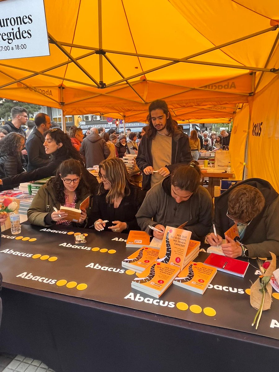 Primer Sant Jordi viscut a l'altre cantó de les signatures i què maco és poder-ho fer envoltat dels amics de @neurofregides