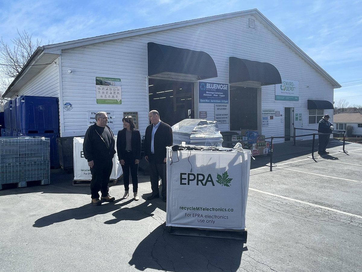 Minister Halman toured one of the drop-off locations (Bluenose Bottle Exchange, 99 Woodlawn St., Dartmouth) today with Maylia Parker, Executive Director of @EPRA_Canada for Atlantic Canada.