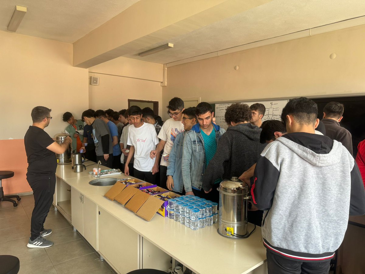 hcyfl04's tweet photo. 12.sınıf öğrencilerimize tekrar mahiyetinde, 2 hafta sürecek  TYT ve AYT kampımızın 2. Günü de geride kaldı. Başarmak için özveride bulunan,programa eksiksiz katılım gösteren öğrencilerimize ve onları destekleyen velilerimize teşekkür ederiz.@AgriValilik @hasan_kokrek @agrimem https://t.co/eUxm3iafUn