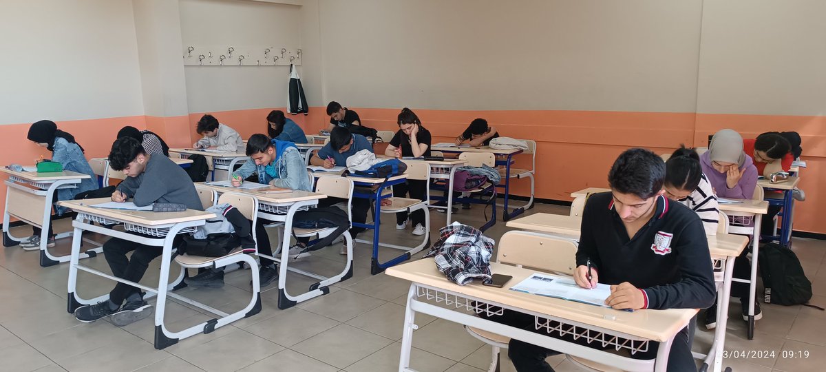 hcyfl04's tweet photo. 12.sınıf öğrencilerimize tekrar mahiyetinde, 2 hafta sürecek  TYT ve AYT kampımızın 2. Günü de geride kaldı. Başarmak için özveride bulunan,programa eksiksiz katılım gösteren öğrencilerimize ve onları destekleyen velilerimize teşekkür ederiz.@AgriValilik @hasan_kokrek @agrimem https://t.co/eUxm3iafUn