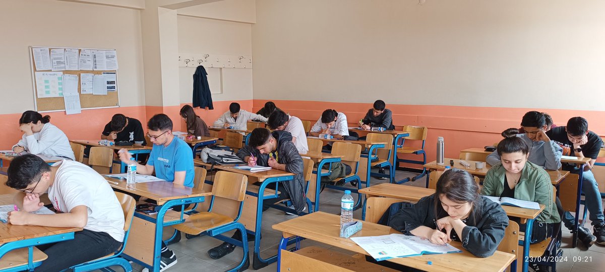 hcyfl04's tweet photo. 12.sınıf öğrencilerimize tekrar mahiyetinde, 2 hafta sürecek  TYT ve AYT kampımızın 2. Günü de geride kaldı. Başarmak için özveride bulunan,programa eksiksiz katılım gösteren öğrencilerimize ve onları destekleyen velilerimize teşekkür ederiz.@AgriValilik @hasan_kokrek @agrimem https://t.co/eUxm3iafUn