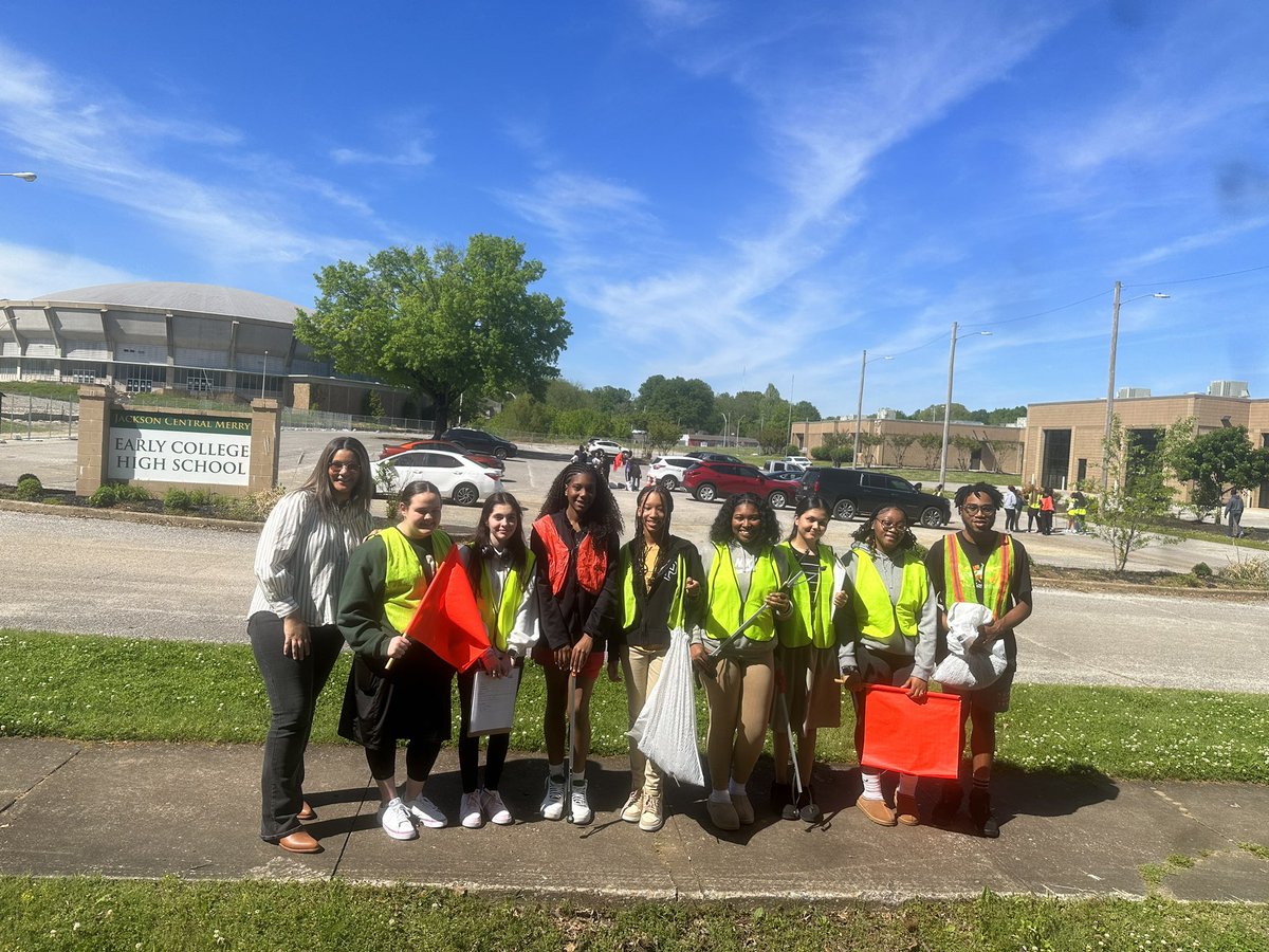 JCM_ECH's tweet photo. Did you all know yesterday was Earth Day? The ECH Beta Club did! We partnered with The City of Jackson to adopt two drains, and cleaned up our campus. It was a lot of fun and a great day to be outside!! #ECHFamily #ECHBeta https://t.co/U9iSD2BDD6
