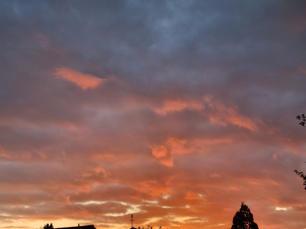 Shrews07's tweet photo. Sunset Across #Shropshire 📷 #SunsetViews #photograghy https://t.co/veFNCvTgWa