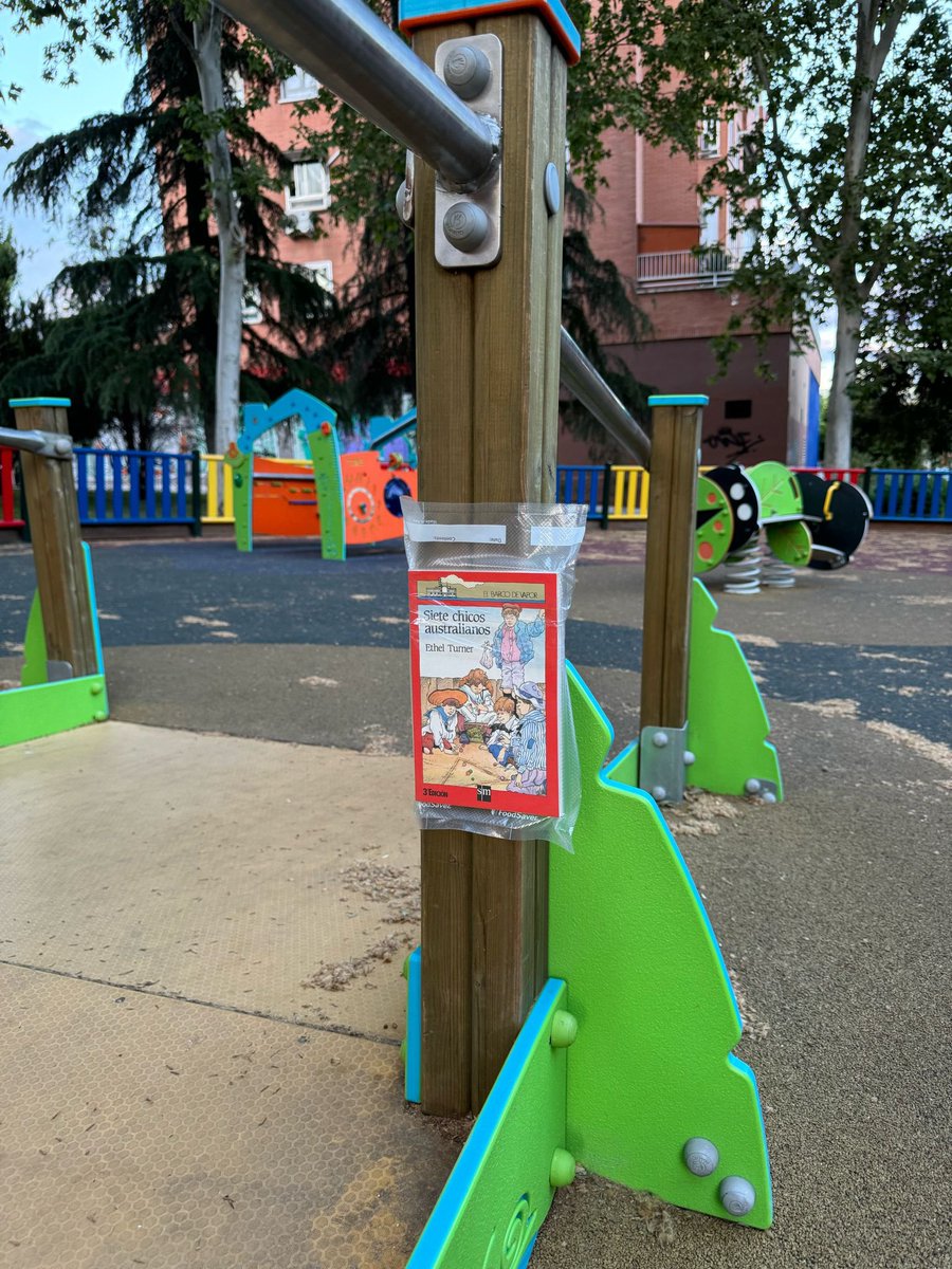 AsociEUREKA's tweet photo. Muchos libros han llenado las calles del barrio de Las Provincias 📚📚 en la liberación de libros 2024. 
Y sabemos que muchos ya los habéis encontrado, pero hay algunos difíciles… te unes a encontrarlos? 

#DíaDelLibro https://t.co/iCaY6DyrjO