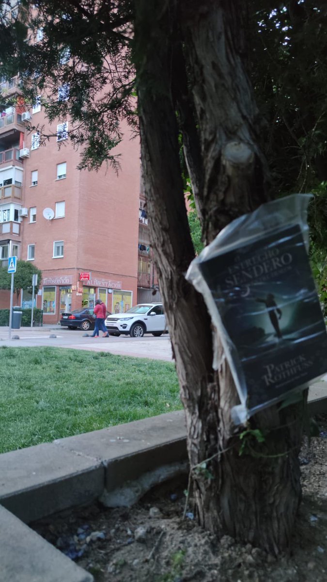 AsociEUREKA's tweet photo. Muchos libros han llenado las calles del barrio de Las Provincias 📚📚 en la liberación de libros 2024. 
Y sabemos que muchos ya los habéis encontrado, pero hay algunos difíciles… te unes a encontrarlos? 

#DíaDelLibro https://t.co/iCaY6DyrjO