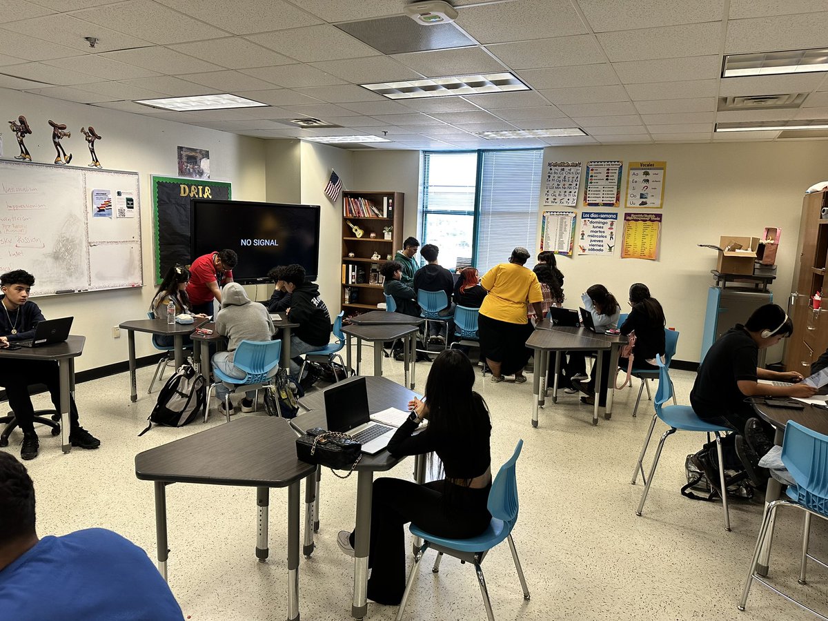 Special shoutout to Ms. Cato (Algebra 1) and Ms. Davis (English 1) for tutoring our dual credit students last week! Students working on their Capstone presentations! @YeIbarra07 @JacobNunez27