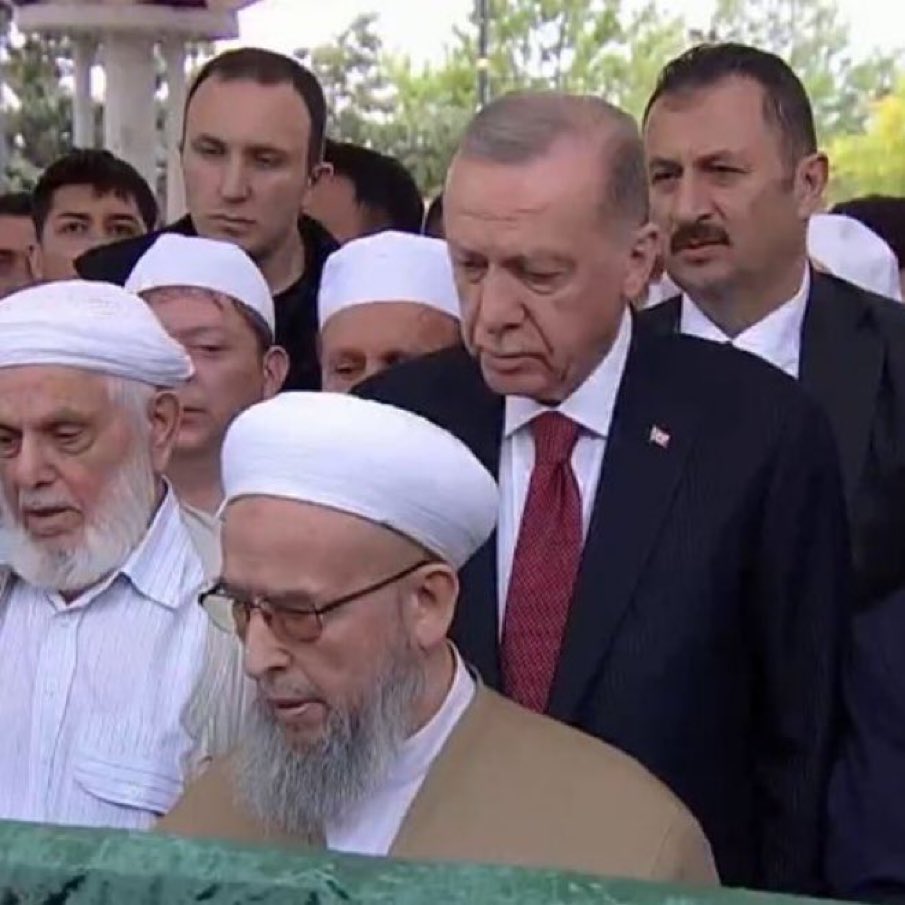evrimaltuncu's tweet photo. @comlekcitanri Devlet protokolü demişken… Bu gün 23 Nisan. https://t.co/FmgvGPzb4j