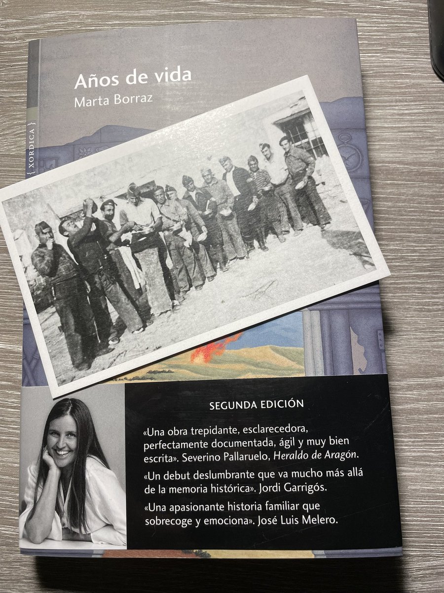 El segundo es la novela de @MartaBorrazSen, que he esperado hasta hoy solo por la posibilidad de traérmelo a casa con una dedicatoria maravillosa. Ante la duda, siempre escogeré a los milicianos.