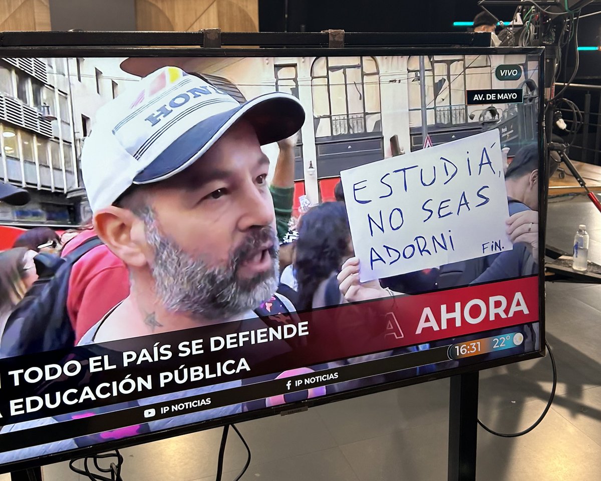 maxilegnani's tweet photo. Carteles en vivo https://t.co/edObgBvgtQ
