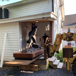 Gartonsrigging's tweet photo. Throwback Thursday to a delicate operation with historical significance. 🗿👏 Garton's Rigging carefully maneuvered this stunning statue into a tight space, proving no task is too complex for our skilled team. #TBT #GartonsPrecision #HistoricMoves https://t.co/DcLtdeKmd2