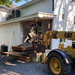 Gartonsrigging's tweet photo. Throwback Thursday to a delicate operation with historical significance. 🗿👏 Garton's Rigging carefully maneuvered this stunning statue into a tight space, proving no task is too complex for our skilled team. #TBT #GartonsPrecision #HistoricMoves https://t.co/DcLtdeKmd2