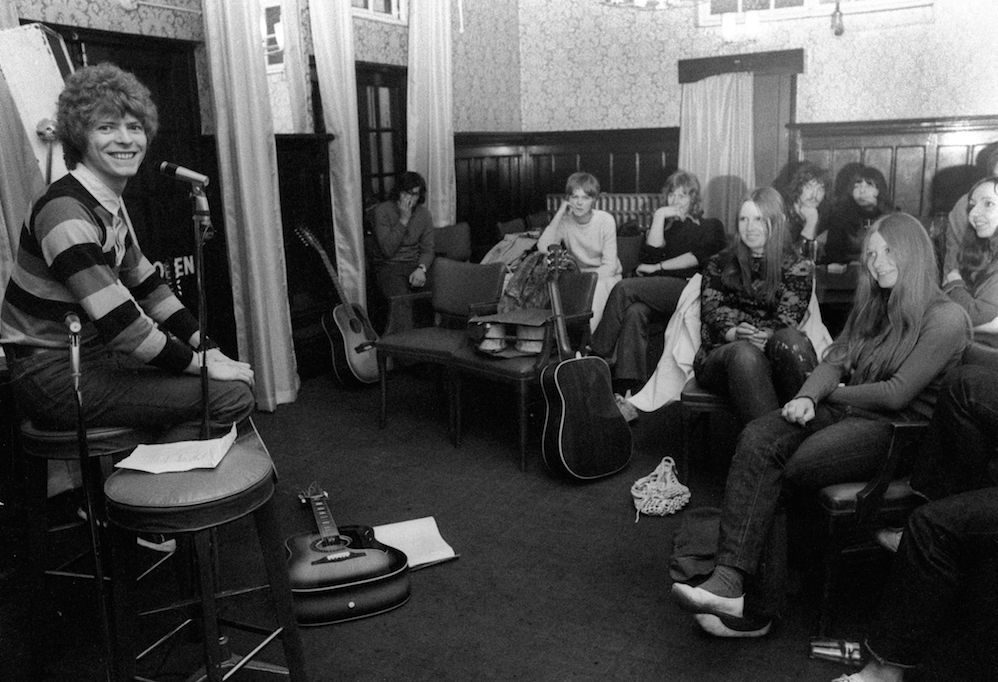 David Bowie at the Beckenham Arts Lab, Beckenham, Kent, Britain, 1969. Photo by © Ray Stevenson

#DavidBowie #60s #60smusic #60srock #punk #newwave #postpunk #rock #rockmusic #music #alternativemusic #alternativerock #musicphoto #rockhistory #musichistory