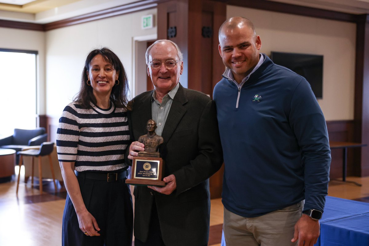 We were honored to present Jack Swarbrick ‘76 (honorary) with our 𝐉𝐞𝐬𝐬𝐞 𝐇𝐚𝐫𝐩𝐞𝐫 𝐀𝐰𝐚𝐫𝐝 on Friday for all that he's done for @FightingIrish and @NotreDame over the last 16 years as athletics director. Thank you, Jack! #NDFamily☘️