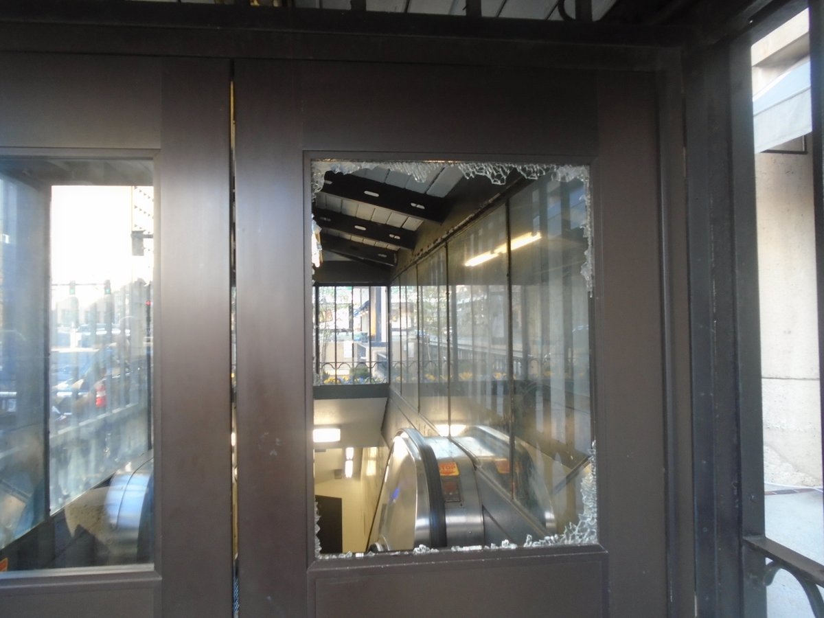 4/23 730AM TPD responded to #MBTA Prudential where an unknown male smashed out the exit door window pane with an unknown object. Incident to be investigated.