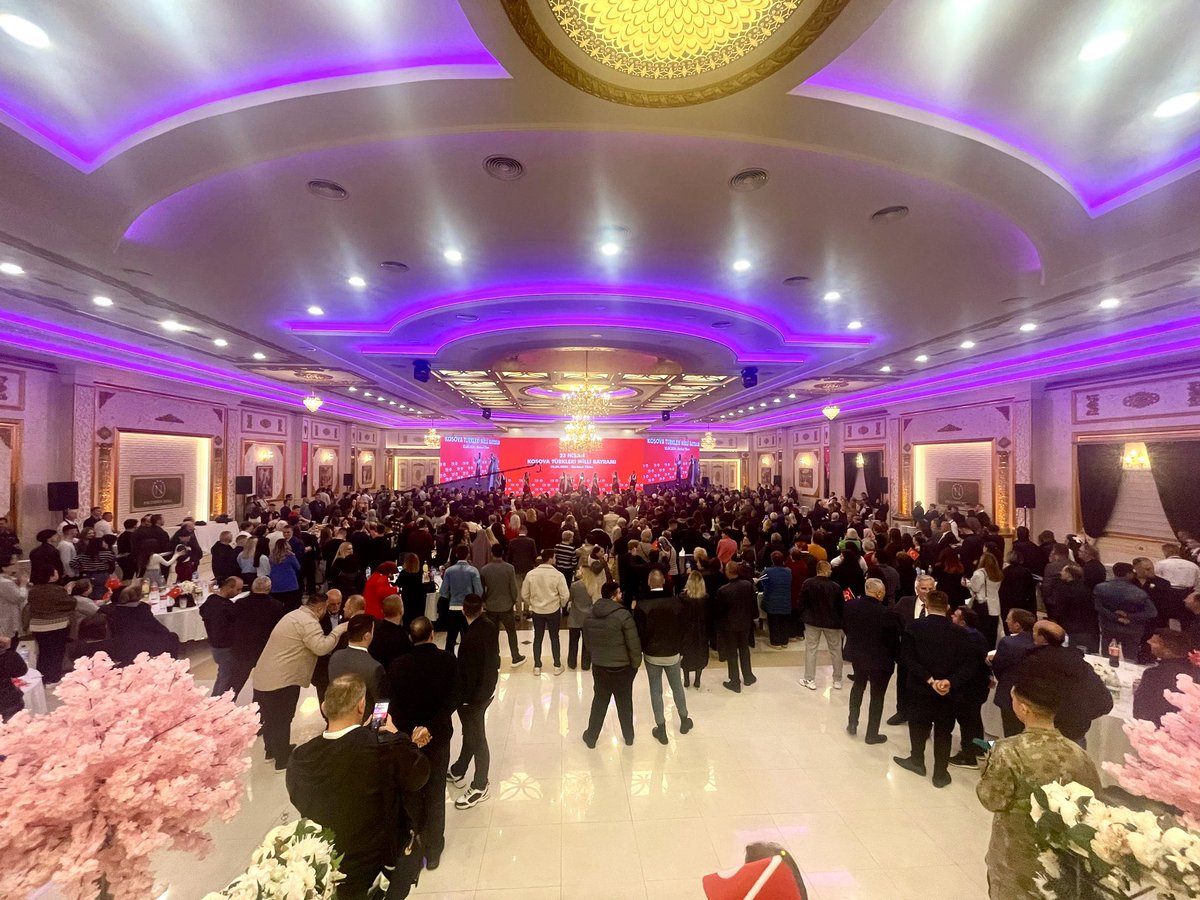 Bakan Yardımcısı ve AB Başkanı Büyükelçi Bozay, Kosova Meclisi Başkanı <a href="/KonjufcaGlauk/">Glauk Konjufca</a>, KDTP Genel Başkanı <a href="/DamkaFikrim/">F I K R I M . D A M K A 🇽🇰🇹🇷</a>, Kosovalı Bakanlar ve Milletvekilileriyle birlikte Kosova Türklerinin Milli Bayramı törenine katılarak, soydaşlarımızın Milli Bayramını tebrik etmiştir. 🇹🇷🇽🇰